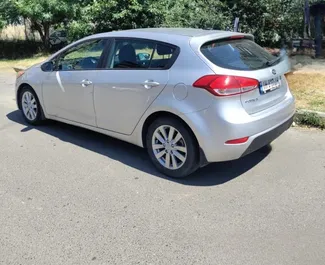Vista frontale di un noleggio Kia Forte a Tbilisi, Georgia ✓ Auto #15109. ✓ Cambio Automatico TM ✓ 0 recensioni.