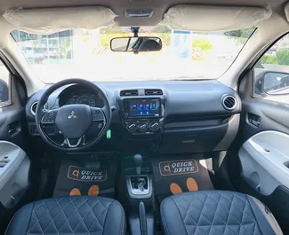 Mitsubishi Attrage 2025 disponibile per il noleggio a Dubai, con limite di chilometraggio di 250 km/giorno.