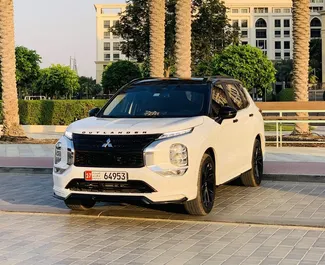 Vista frontale di un noleggio Mitsubishi Outlander a Dubai, Emirati Arabi Uniti ✓ Auto #8732. ✓ Cambio Automatico TM ✓ 0 recensioni.