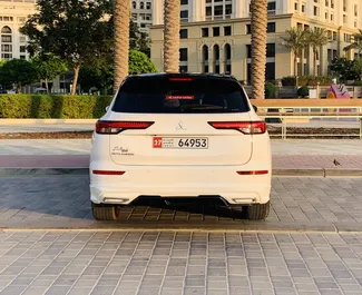 Interni di Mitsubishi Outlander in affitto negli Emirati Arabi Uniti. Un'ottima auto da 7 posti con cambio Automatico.