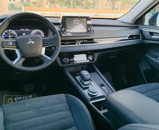 Noleggia Mitsubishi Outlander a Dubai Emirati Arabi Uniti