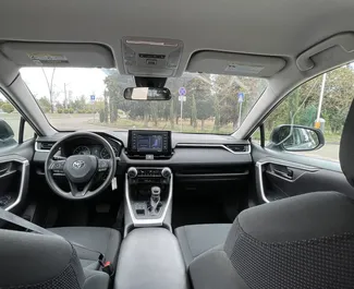 Toyota Rav4 2021 disponibile per il noleggio all'aeroporto di Tbilisi, con limite di chilometraggio di illimitato.