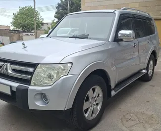 Vista frontale di un noleggio Mitsubishi Pajero a Baku, Azerbaigian ✓ Auto #11943. ✓ Cambio Automatico TM ✓ 0 recensioni.