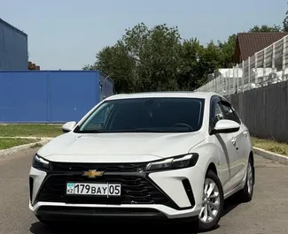 Vista frontale di un noleggio Chevrolet Monza ad Almaty, Kazakistan ✓ Auto #15027. ✓ Cambio Automatico TM ✓ 0 recensioni.