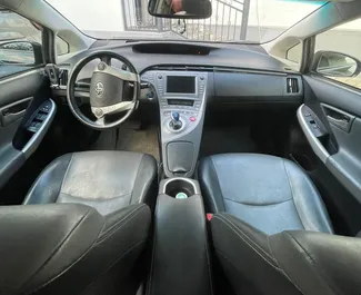 Motore Ibrido da 1,8L di Toyota Prius 2017 per il noleggio a Kutaisi.