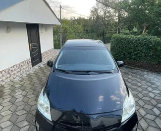 Vista frontale di un noleggio Toyota Prius a Kutaisi, Georgia ✓ Auto #15135. ✓ Cambio Automatico TM ✓ 0 recensioni.