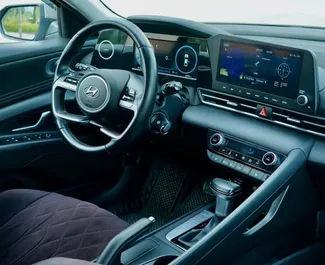 Interni di Hyundai Elantra in affitto in Kazakistan. Un'ottima auto da 5 posti con cambio Automatico.