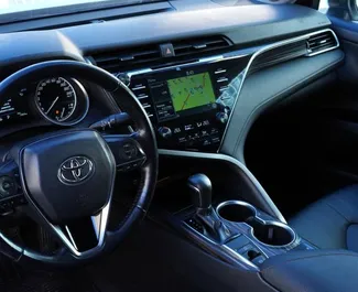 Toyota Camry 2018 disponibile per il noleggio ad Almaty, con limite di chilometraggio di illimitato.