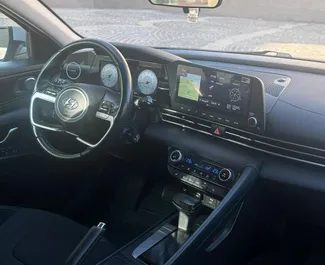 Interni di Hyundai Elantra in affitto in Kazakistan. Un'ottima auto da 5 posti con cambio Automatico.
