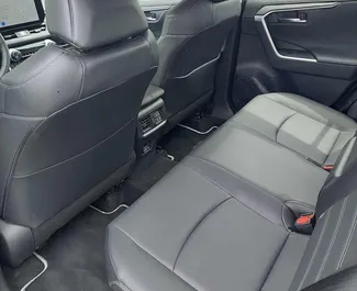 Motore Ibrido da 2,5L di Toyota Rav4 2024 per il noleggio a Tbilisi.