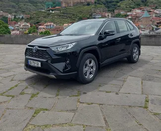 Vista frontale di un noleggio Toyota Rav4 a Tbilisi, Georgia ✓ Auto #15099. ✓ Cambio Automatico TM ✓ 0 recensioni.