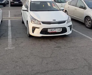 Vista frontale di un noleggio Kia Rio a Baku, Azerbaigian ✓ Auto #13505. ✓ Cambio Automatico TM ✓ 0 recensioni.