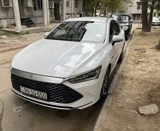 Vista frontale di un noleggio BYD Qin Plus a Baku, Azerbaigian ✓ Auto #15064. ✓ Cambio Automatico TM ✓ 0 recensioni.