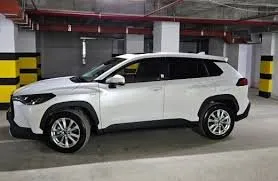 Vista frontale di un noleggio Toyota Corolla Cross a Baku, Azerbaigian ✓ Auto #15069. ✓ Cambio Automatico TM ✓ 0 recensioni.