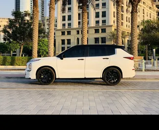 Mitsubishi Outlander 2026 disponibile per il noleggio a Dubai, con limite di chilometraggio di 250 km/giorno.