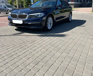 Vista frontale di un noleggio BMW 520d a Minsk, Bielorussia ✓ Auto #15033. ✓ Cambio Automatico TM ✓ 0 recensioni.