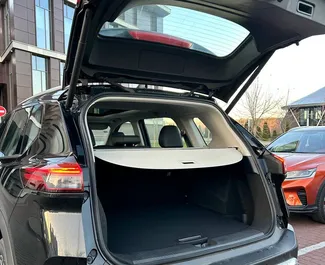 Motore Ibrido da 1,6L di Nissan X-Trail 2023 per il noleggio a Minsk.