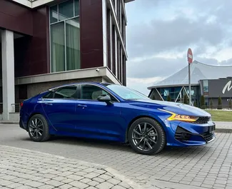 Vista frontale di un noleggio Kia K5 a Minsk, Bielorussia ✓ Auto #15023. ✓ Cambio Automatico TM ✓ 0 recensioni.