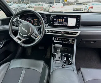 Noleggio Kia K5. Auto Comfort, Premium per il noleggio in Bielorussia ✓ Cauzione di Deposito di 133 USD ✓ Opzioni assicurative RCT, CDW.