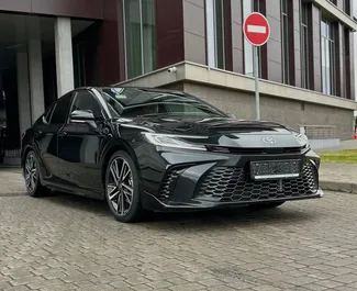 Vista frontale di un noleggio Toyota Camry a Minsk, Bielorussia ✓ Auto #15021. ✓ Cambio Automatico TM ✓ 0 recensioni.