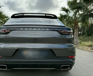 Porsche Cayenne 2022 disponibile per il noleggio ad Alicante, con limite di chilometraggio di 200 km/giorno.
