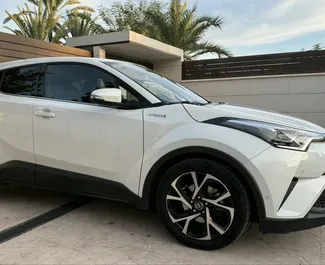Noleggio Toyota C-HR. Auto Economica, Comfort, Crossover per il noleggio in Spagna ✓ Cauzione di Deposito di 300 EUR ✓ Opzioni assicurative RCT.