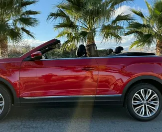 Vista frontale di un noleggio Volkswagen T-Roc Cabrio ad Alicante, Spagna ✓ Auto #15106. ✓ Cambio Automatico TM ✓ 0 recensioni.