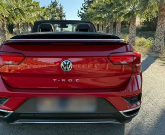 Volkswagen T-Roc Cabrio 2022 disponibile per il noleggio ad Alicante, con limite di chilometraggio di 250 km/giorno.
