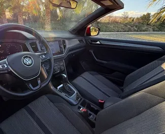 Interni di Volkswagen T-Roc Cabrio in affitto in Spagna. Un'ottima auto da 5 posti con cambio Automatico.