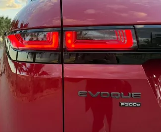 Interni di Land Rover Range Rover Evoque in affitto in Spagna. Un'ottima auto da 5 posti con cambio Automatico.