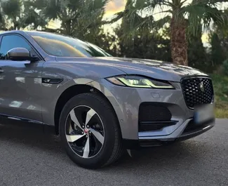 Vista frontale di un noleggio Jaguar F-PACE ad Alicante, Spagna ✓ Auto #15115. ✓ Cambio Automatico TM ✓ 0 recensioni.