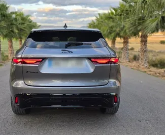 Jaguar F-PACE 2022 disponibile per il noleggio ad Alicante, con limite di chilometraggio di 250 km/giorno.
