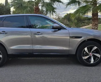 Interni di Jaguar F-PACE in affitto in Spagna. Un'ottima auto da 5 posti con cambio Automatico.