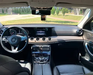 Noleggio Mercedes-Benz E-Class. Auto Premium per il noleggio in Bielorussia ✓ Cauzione di Deposito di 200 USD ✓ Opzioni assicurative RCT, CDW.