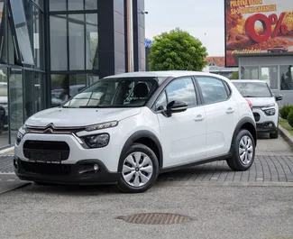 Vista frontale di un noleggio Citroen C3 ad Antalya, Turchia ✓ Auto #15126. ✓ Cambio Manuale TM ✓ 0 recensioni.