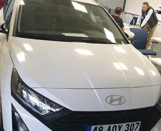 Vista frontale di un noleggio Hyundai i20 a Fethiye, Turchia ✓ Auto #11771. ✓ Cambio Automatico TM ✓ 0 recensioni.