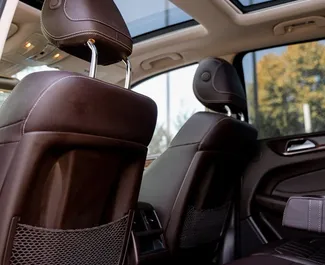 Mercedes-Benz GLE-Class 2017 disponibile per il noleggio a Tbilisi, con limite di chilometraggio di illimitato.