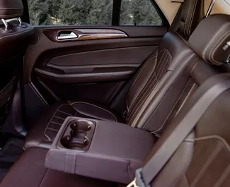 Interni di Mercedes-Benz GLE-Class in affitto in Georgia. Un'ottima auto da 5 posti con cambio Automatico.