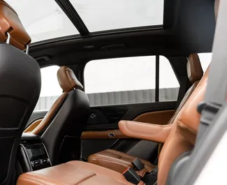 Interni di Linkoln Navigator in affitto in Georgia. Un'ottima auto da 7 posti con cambio Automatico.