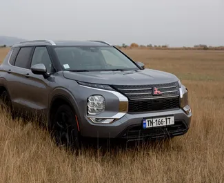 Vista frontale di un noleggio Mitsubishi Outlander a Tbilisi, Georgia ✓ Auto #15182. ✓ Cambio Automatico TM ✓ 0 recensioni.