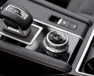 Interni di Mitsubishi Outlander in affitto in Georgia. Un'ottima auto da 5 posti con cambio Automatico.