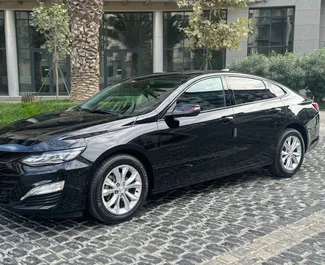 Vista frontale di un noleggio Chevrolet Malibu all'aeroporto di Baku, Azerbaigian ✓ Auto #15237. ✓ Cambio Automatico TM ✓ 0 recensioni.