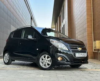Vista frontale di un noleggio Chevrolet Spark all'aeroporto di Baku, Azerbaigian ✓ Auto #5215. ✓ Cambio Automatico TM ✓ 0 recensioni.