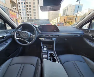 Hyundai Sonata 2022 disponibile per il noleggio all'aeroporto di Baku, con limite di chilometraggio di illimitato.
