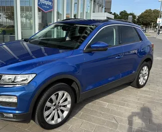 Vista frontale di un noleggio Volkswagen T-Roc a Barcellona, Spagna ✓ Auto #15180. ✓ Cambio Automatico TM ✓ 0 recensioni.