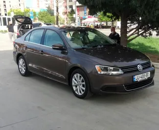 Vista frontale di un noleggio Volkswagen Jetta a Tbilisi, Georgia ✓ Auto #15170. ✓ Cambio Automatico TM ✓ 0 recensioni.
