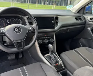 Interni di Volkswagen T-Roc in affitto in Spagna. Un'ottima auto da 5 posti con cambio Automatico.