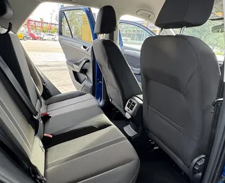 Volkswagen T-Roc 2021 disponibile per il noleggio a Barcellona, con limite di chilometraggio di 250 km/giorno.