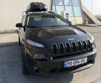 Vista frontale di un noleggio Jeep Cherokee a Tbilisi, Georgia ✓ Auto #14752. ✓ Cambio Automatico TM ✓ 0 recensioni.