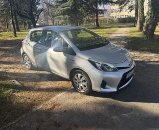 Noleggio auto Toyota Yaris 2017 in Montenegro, con carburante Ibrido e 80 cavalli di potenza ➤ A partire da 30 EUR al giorno.